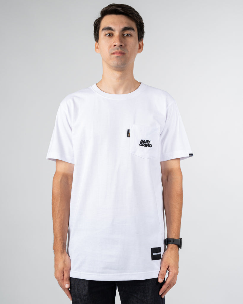 DAILY GRIND NEEDLEWORK POCKET TEE WHITE