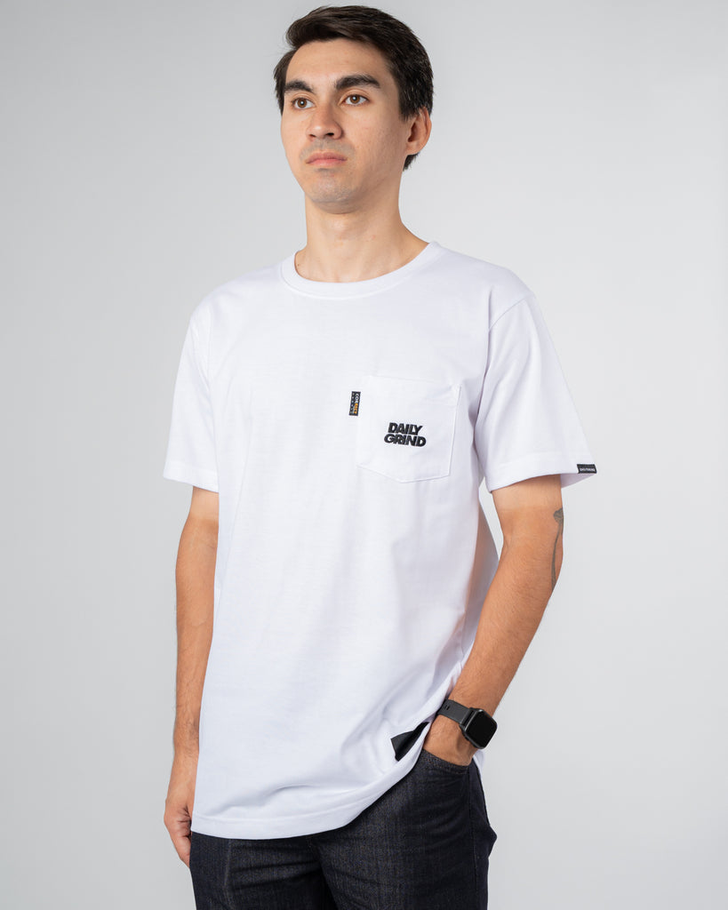 DAILY GRIND NEEDLEWORK POCKET TEE WHITE