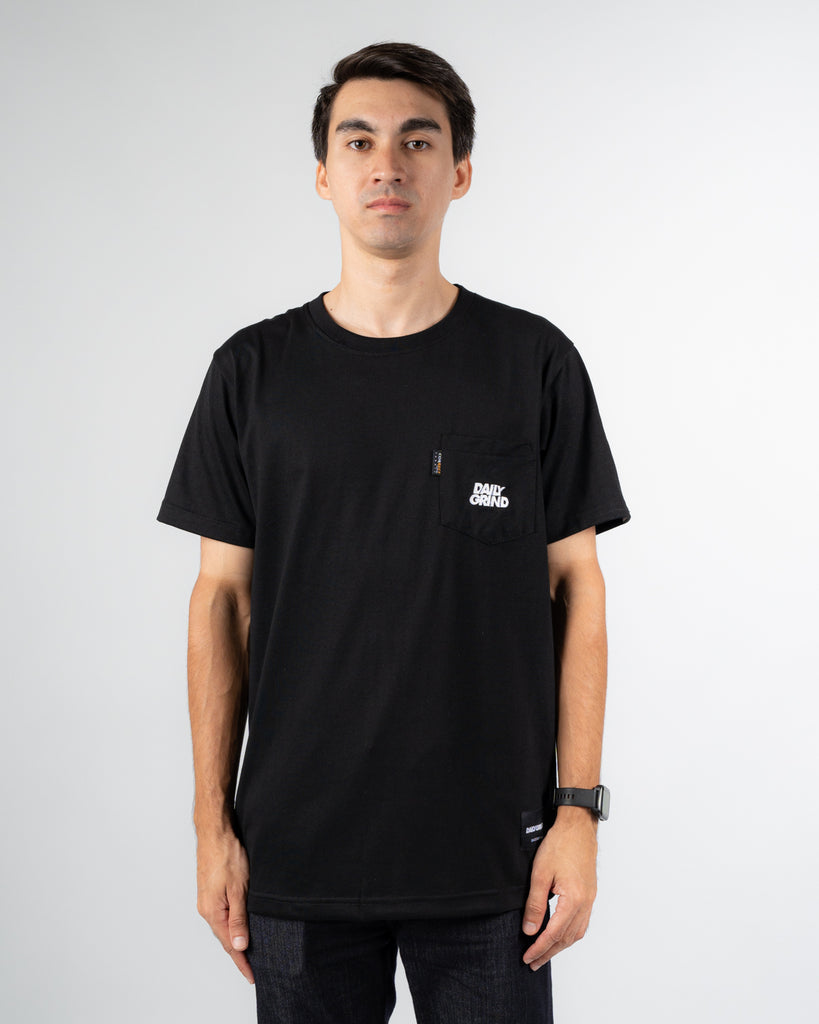 DAILY GRIND NEEDLEWORK POCKET TEE BLACK