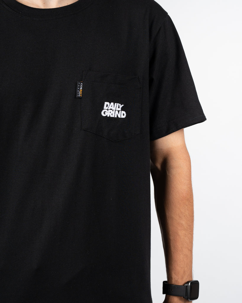 DAILY GRIND NEEDLEWORK POCKET TEE BLACK