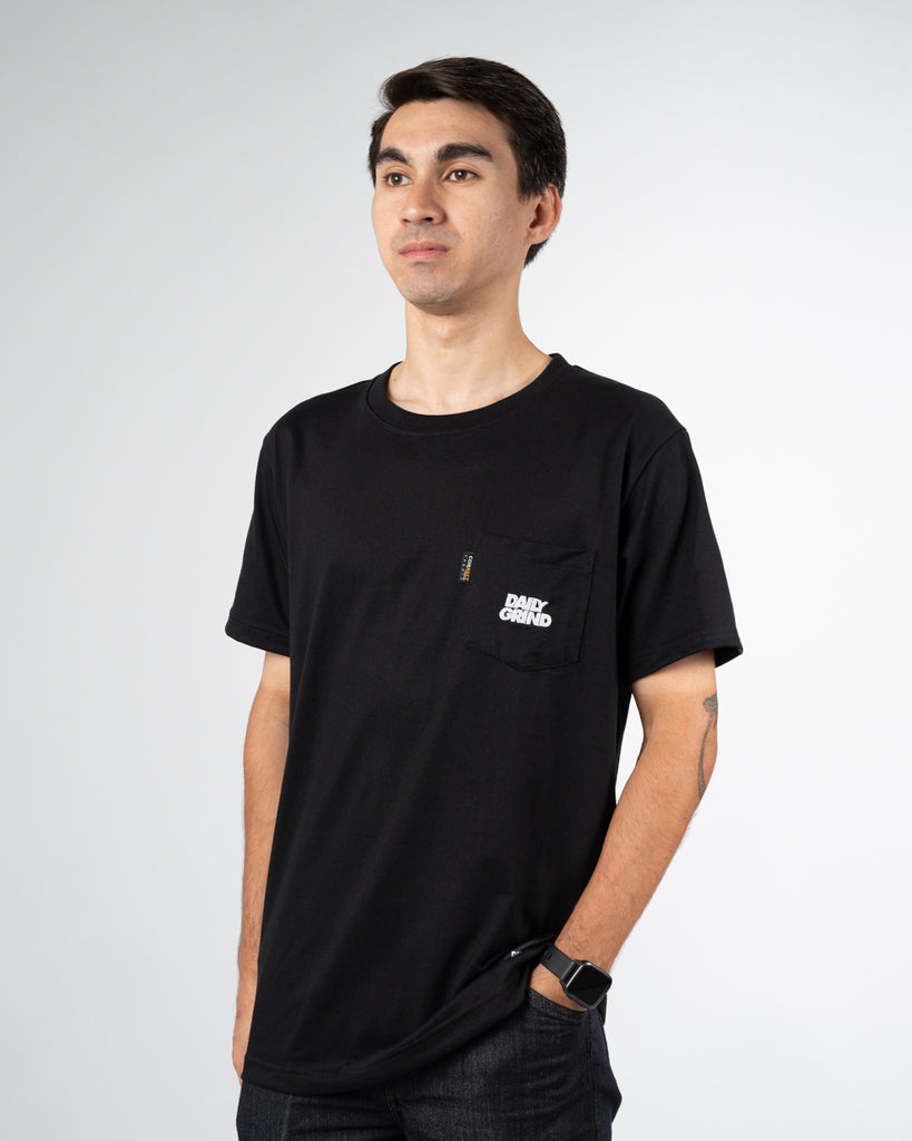 DAILY GRIND NEEDLEWORK POCKET TEE BLACK