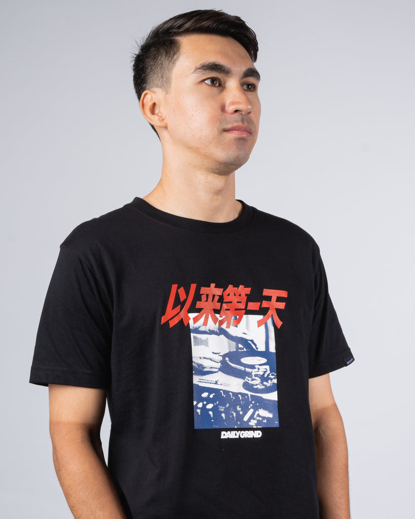 DAILY GRIND INITIAL TSHIRT BLACK