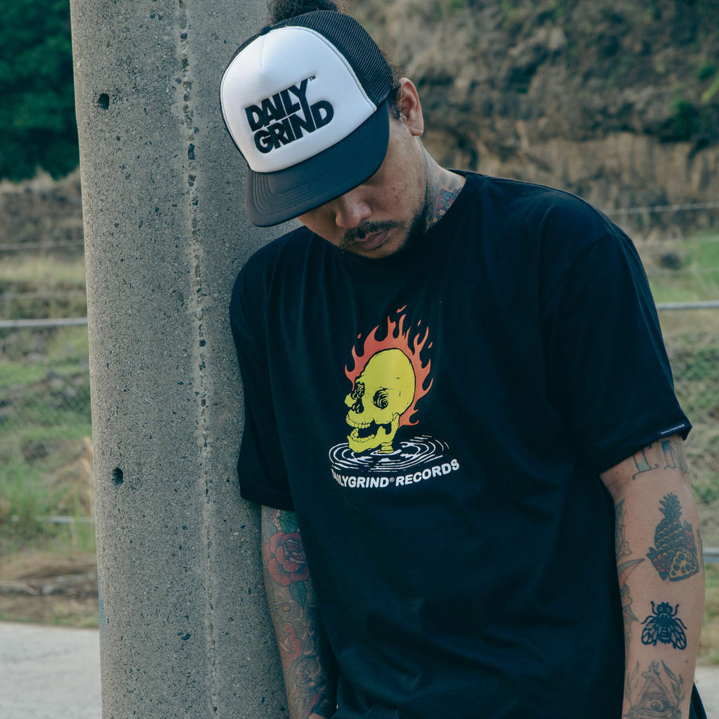 DAILY GRIND FLARING TSHIRT BLACK