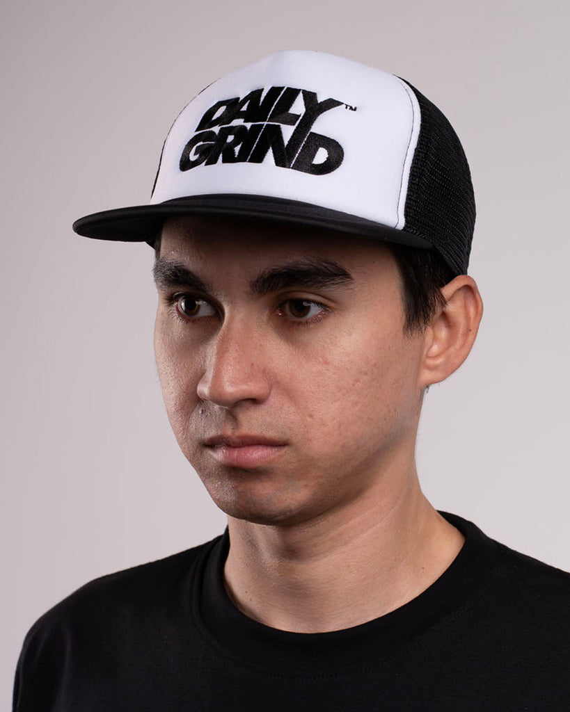 DAILY GRIND STEALTH TRUCKER CAP WHITE/BLACK