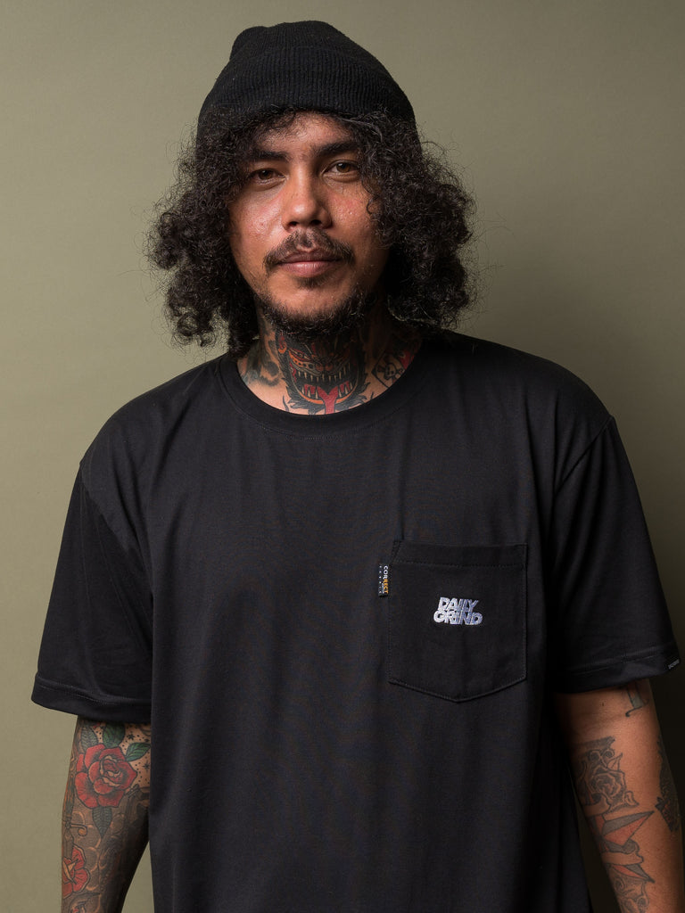 DAILY GRIND NEEDLEWORK POCKET TEE BLACK