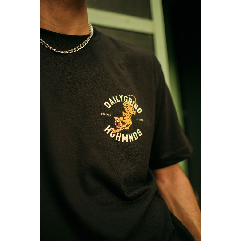 HGHMNDS X DAILYGRIND STEADFAST TSHIRT BLACK