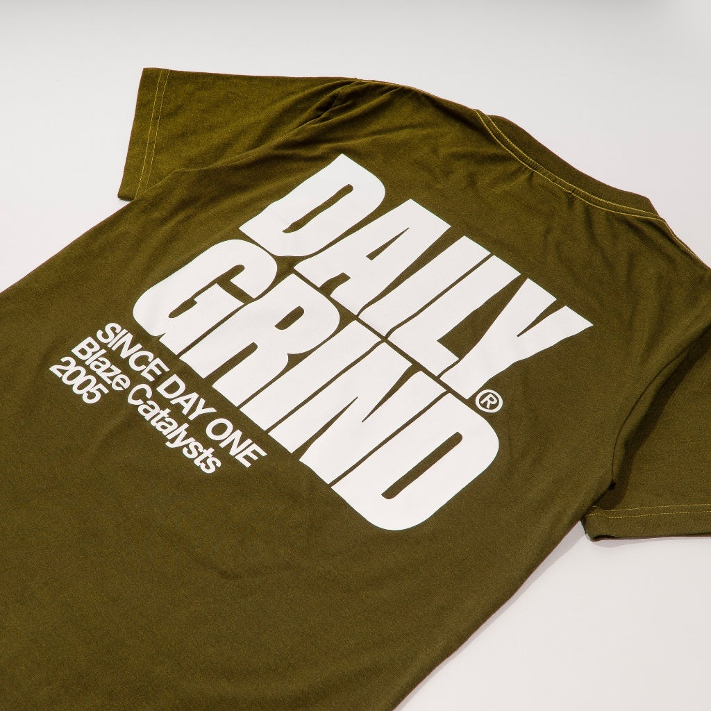 DAILY GRIND BLAZE WASHED TSHIRT FATIGUE/WHITE
