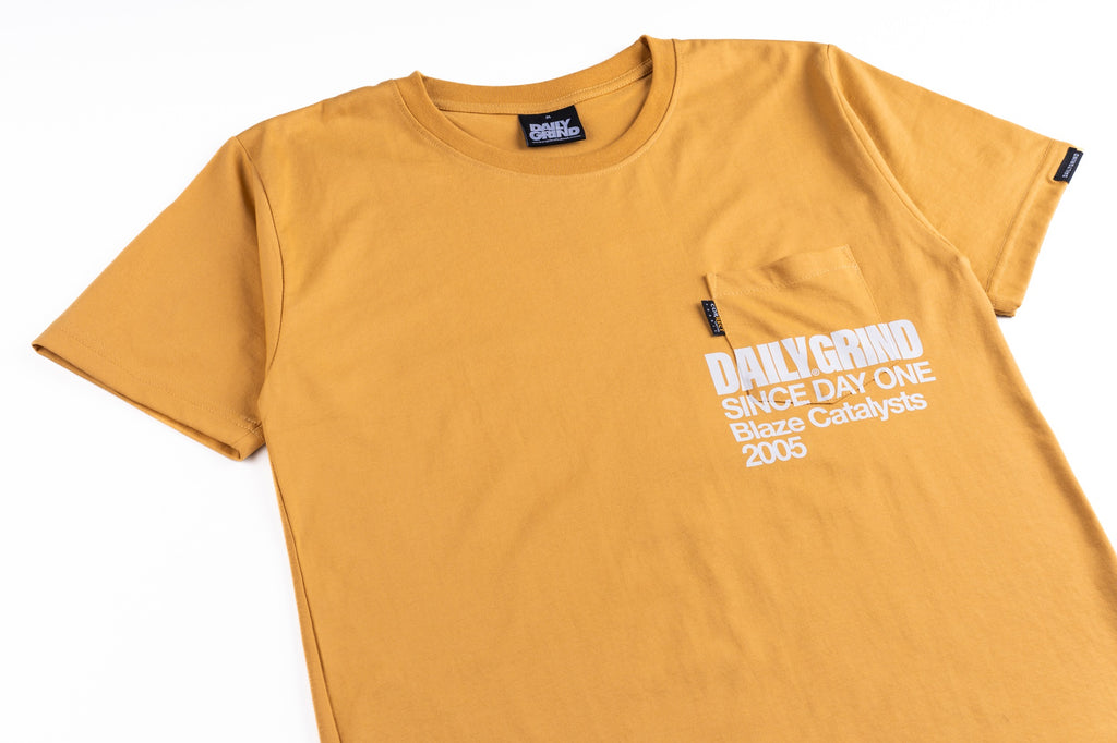 DAILY GRIND BLAZE POCKET TEE MUSTARD