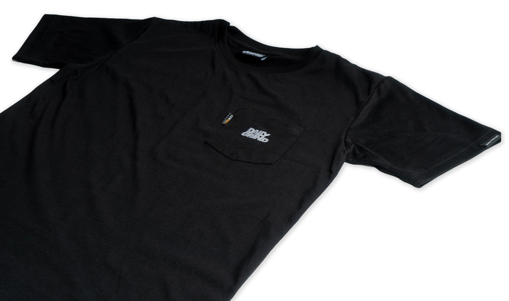 DAILY GRIND NEEDLEWORK POCKET TEE BLACK